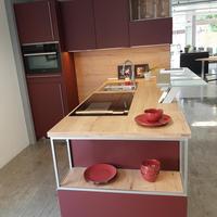 Rostrote Küchenecke mit Easy Touch-Oberfläche und Glastheke